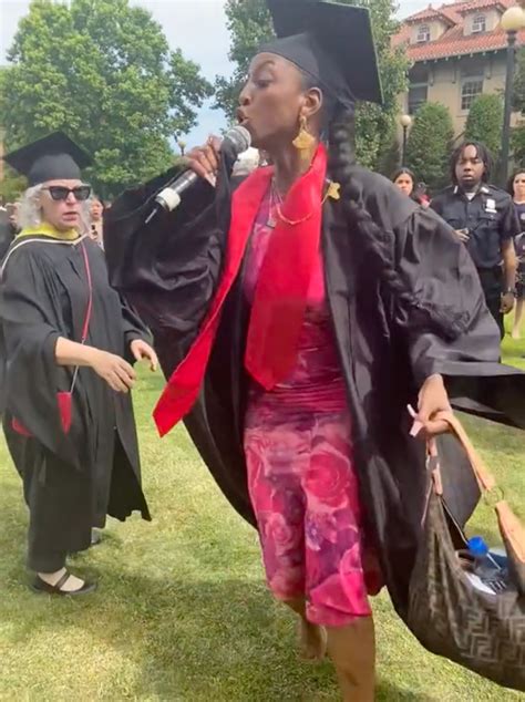 NYC college slams grad Kadia Iman for unacceptable viral mic。